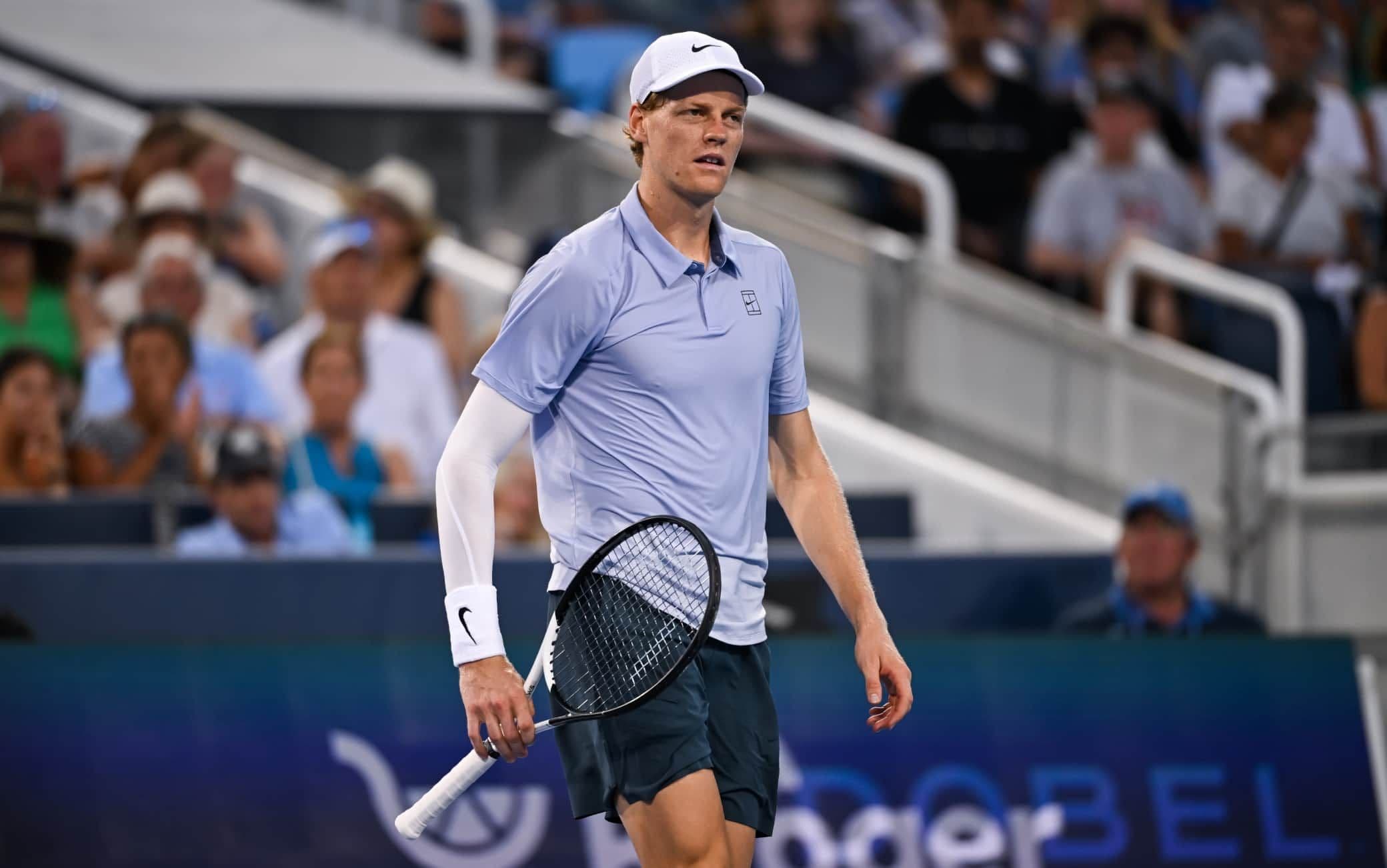 Jannik Sinner trên sân đấu tại Cincinnati Open với trang phục mới