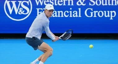 Jannik Sinner trên sân đấu tại giải Masters 1000 Cincinnati, thể hiện sự tập trung.