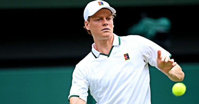 Jannik Sinner trong một pha bóng trên sân Wimbledon, thể hiện sự quyết tâm và hành trình chinh phục tương lai