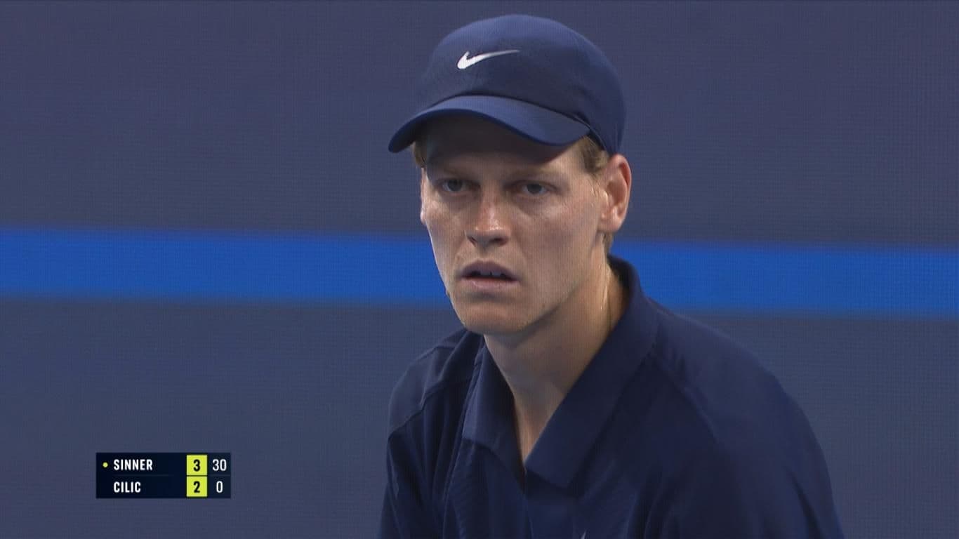 Jannik Sinner trong trận đấu với Marin Cilic tại China Open 2025
