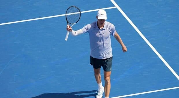 Jannik Sinner và Nicolò Inserra trên sân tập tại Cincinnati.