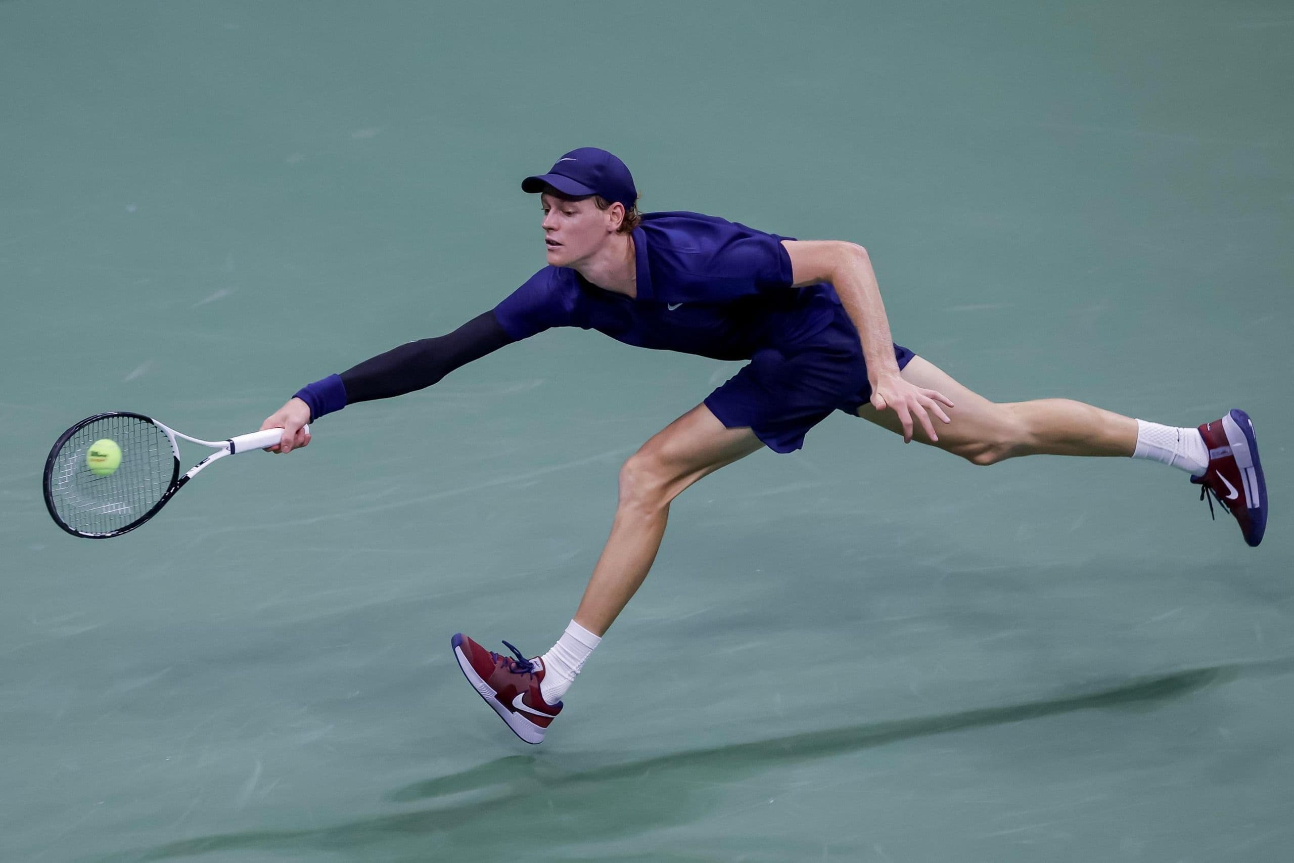 Jannik Sinner vươn mình cứu bóng, minh chứng cho thể lực và sự bền bỉ vượt trội của anh.