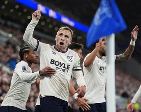 Jarrod Bowen ăn mừng bàn gỡ hòa cho West Ham trước Everton.