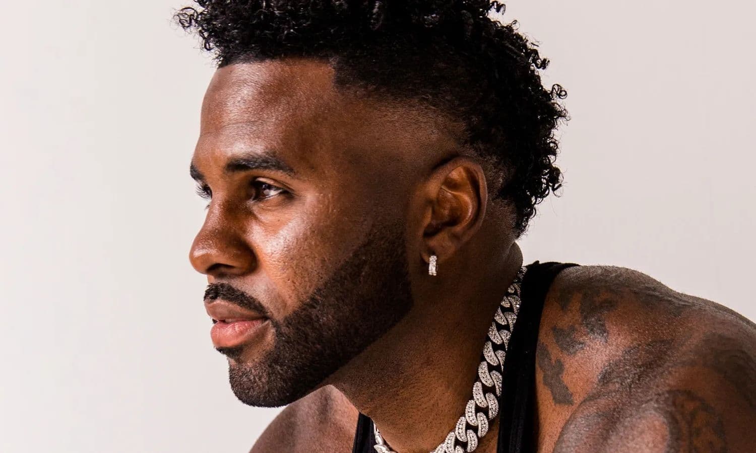 Jason Derulo biểu diễn trên sân khấu lớn, tâm điểm của sự kiện âm nhạc.