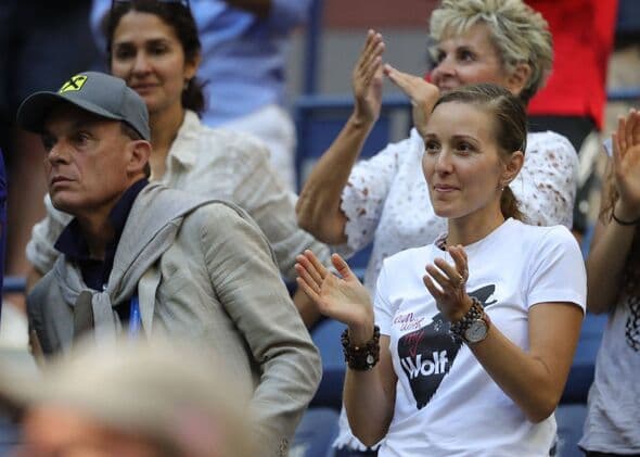 Jelena Djokovic, vợ của Novak, cổ vũ chồng từ khán đài, thể hiện sự ủng hộ thầm lặng của cô.