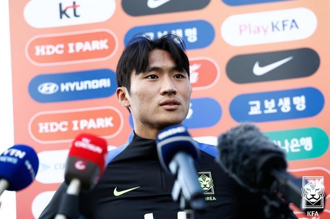 Jeong Sang-bin tại một buổi họp báo, đại diện cho thế hệ cầu thủ trẻ Hàn Quốc tại MLS.