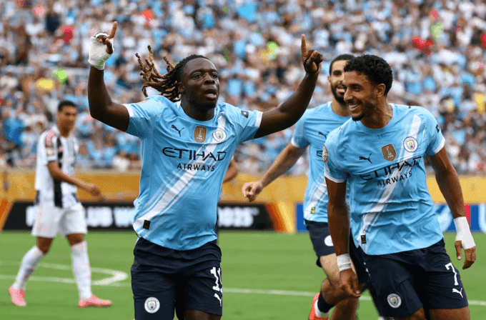 Jeremy Doku ăn mừng bàn mở tỷ số, thể hiện sức mạnh nội tại của Man City.