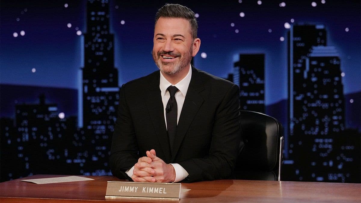 Jimmy Kimmel tại bàn làm việc của mình, đại diện cho chương trình đang đối mặt với sự sụt giảm lượng người xem.