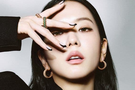 Jisoo (Blackpink), một nghệ sĩ K-pop, đại diện cho thế hệ thần tượng chịu ảnh hưởng từ Park Bom