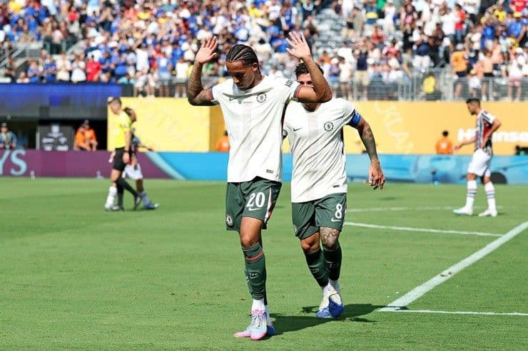 Joao Pedro chắp tay xin lỗi sau khi ghi bàn vào lưới đội bóng cũ Fluminense