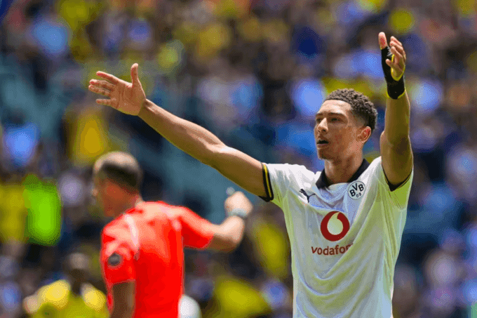 Jobe Bellingham mừng bàn thứ ba cho Dortmund. Ảnh: DPA