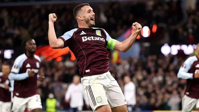 John McGinn của Aston Villa ăn mừng bàn thắng trong trận đấu quan trọng.