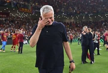Jose Mourinho bật khóc trên sân cỏ, thể hiện sự yếu lòng của 'Người Đặc Biệt' khi tưởng nhớ Silvino Louro.
