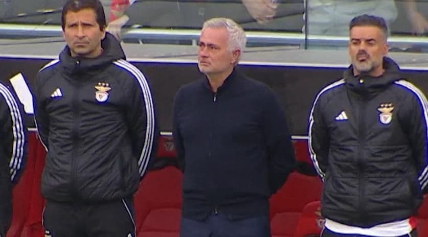 Jose Mourinho đứng lặng trên đường biên, ánh mắt trĩu nặng trong khoảnh khắc tưởng niệm.