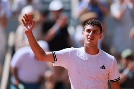 Juan Manuel Cerúndolo ăn mừng chiến thắng trước Jannik Sinner, đánh dấu cú sốc lớn tại Roland Garros.