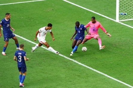 Jude Bellingham ghi bàn thắng cho đội tuyển Anh vào lưới Pháp trong trận tranh hạng ba World Cup.