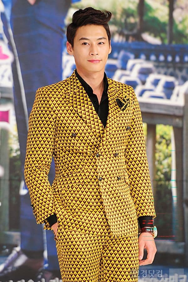Jung Eun Woo trong bộ vest vàng rực rỡ, hình ảnh của anh khi còn trên đỉnh cao sự nghiệp.
