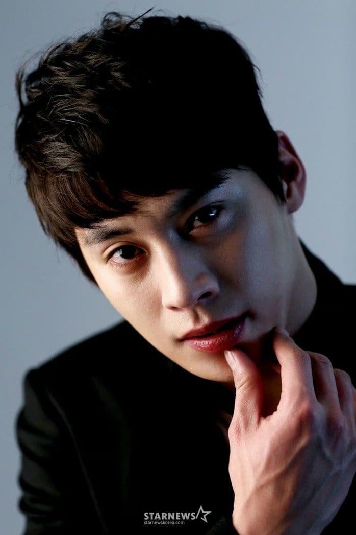 Jung Eun Woo với ánh mắt sâu lắng, gợi lên những suy tư cuối cùng.