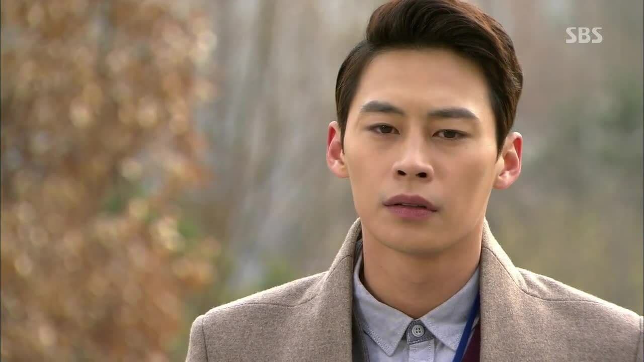 Jung Eun Woo với vẻ mặt trầm buồn, gợi lên thông điệp cuối cùng về sự bình yên.