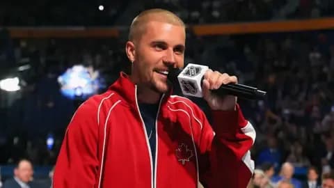 Justin Bieber cầm micro, đại diện cho dàn siêu sao biểu diễn tại lễ bế mạc World Cup 2026