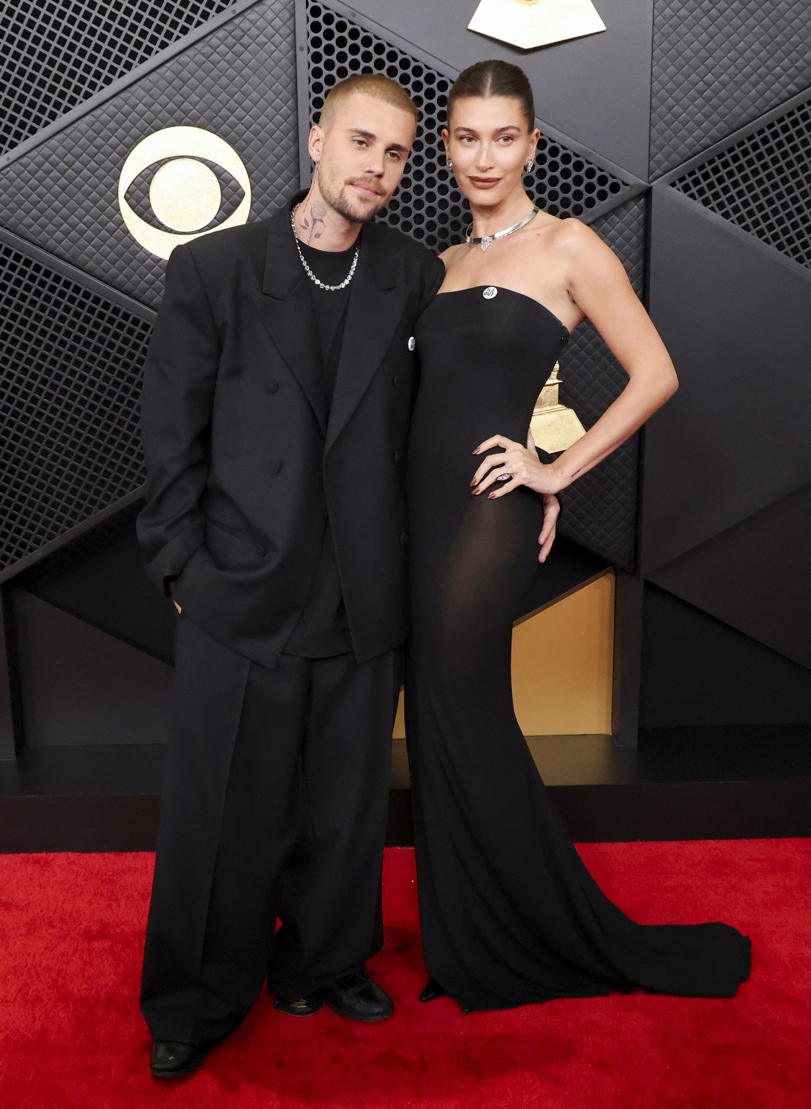 Justin Bieber và Hailey Bieber trên thảm đỏ Grammy, đại diện cho những tên tuổi lớn tranh tài ở các hạng mục chính
