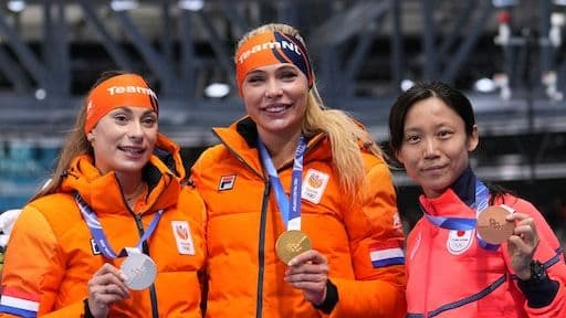 Jutta Leerdam trên bục vinh quang với huy chương vàng, minh chứng cho thành tích thể thao xuất sắc của cô.