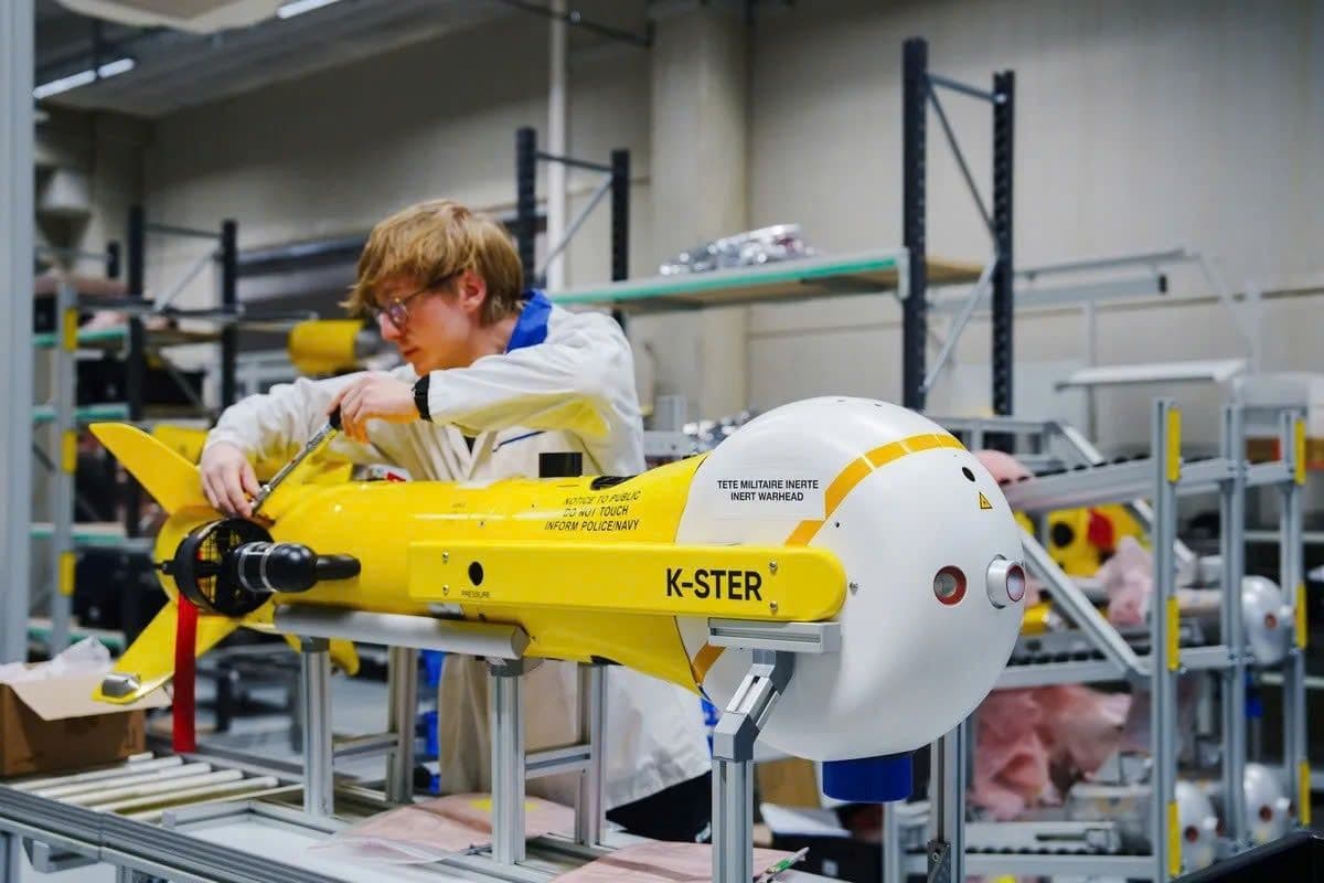 Kỹ sư đang kiểm tra thiết bị lặn tự động K-STER màu vàng, công nghệ rà phá thủy lôi tiên tiến