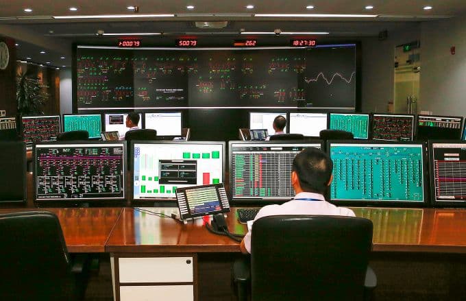 Kỹ sư vận hành giám sát hệ thống điện quốc gia trong bối cảnh nắng nóng kỷ lục.