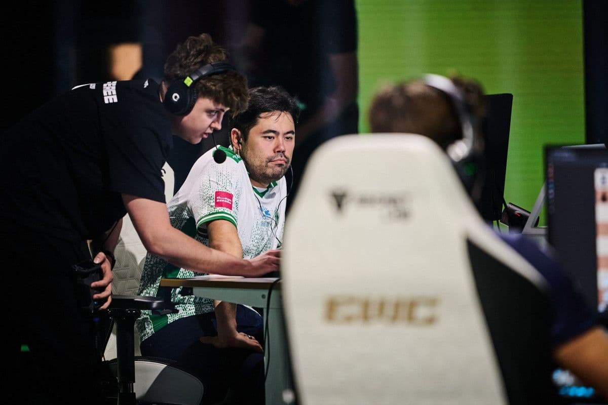 Kỳ thủ Hikaru Nakamura tại giải đấu Esports World Cup.