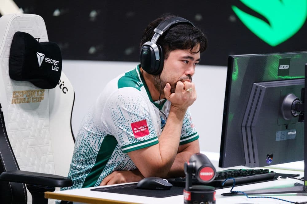 Kỳ thủ Hikaru Nakamura tập trung thi đấu cờ vua esports trên máy tính.