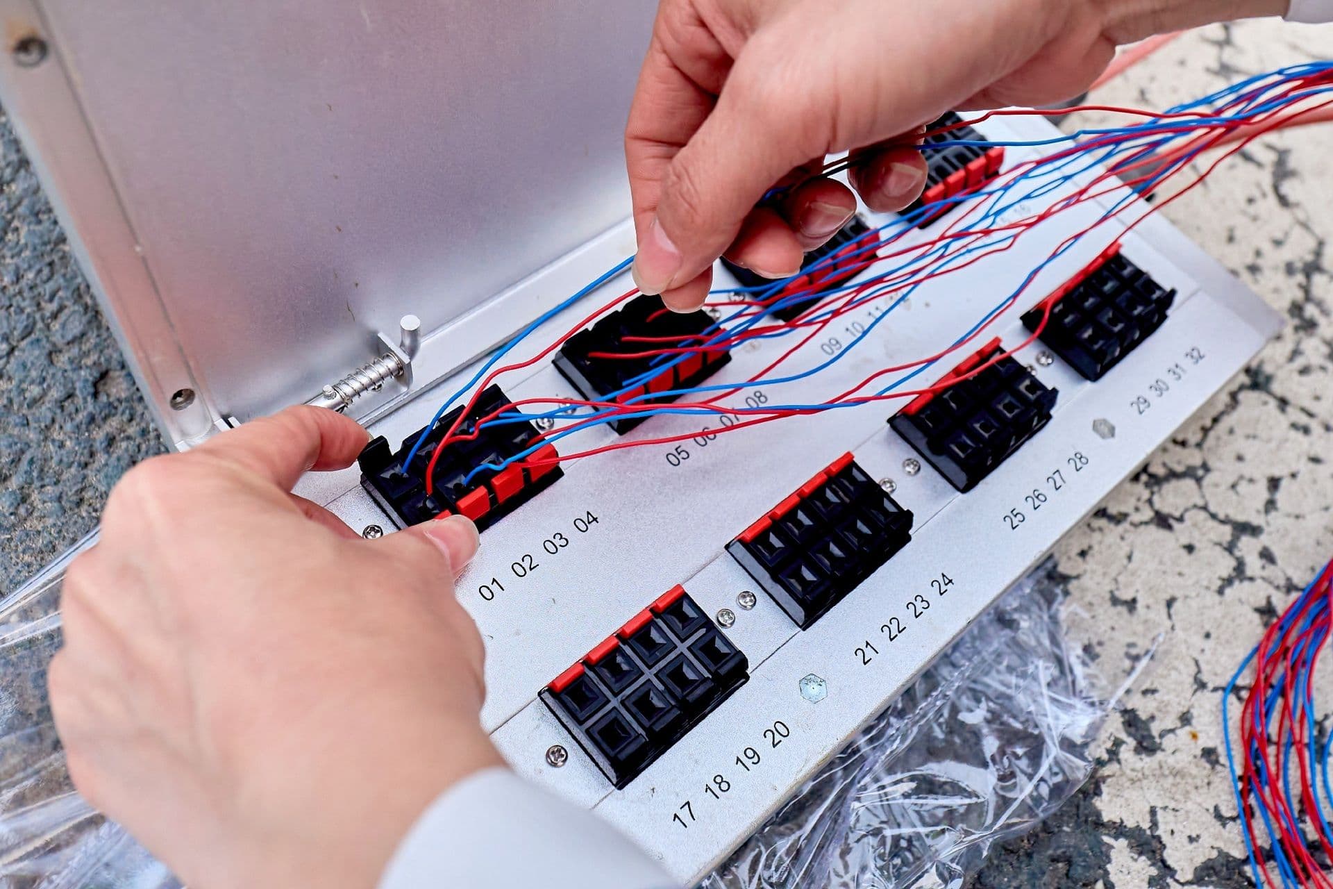 Kỹ thuật viên kết nối dây điều khiển hệ thống pháo hoa, đảm bảo độ chính xác cao cho màn trình diễn.