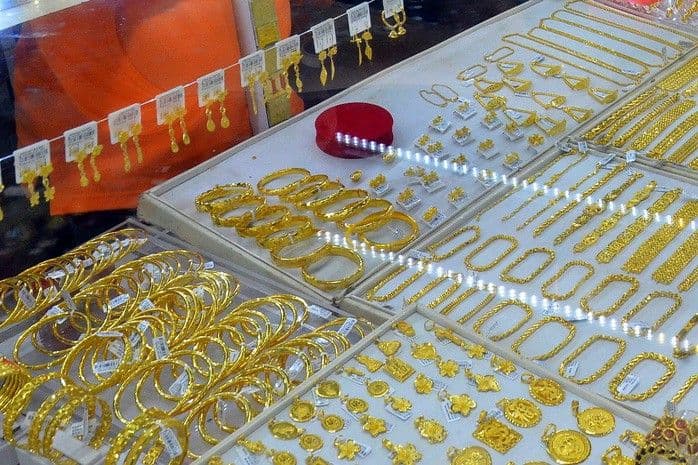 Kệ trưng bày vàng nhẫn và các loại trang sức vàng 24K tại cửa hàng, thể hiện truyền thống tích trữ vàng của người Việt.