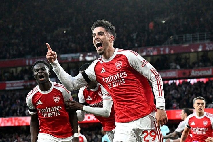 Kai Havertz và đồng đội Arsenal ăn mừng bàn thắng quan trọng đưa đội đến gần chức vô địch Ngoại hạng Anh.