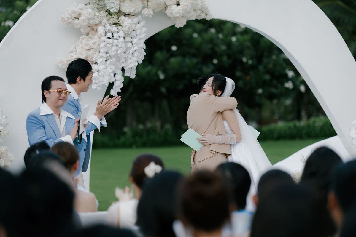Kai Đinh ôm chặt vợ Hà Đức Hạnh trong lễ cưới, thể hiện sự bình yên và an toàn mà cô mang lại cho anh.