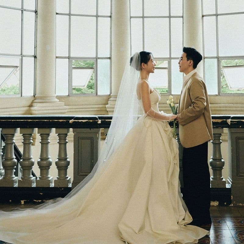 Kai Đinh và vợ Hà Đức Hạnh trong trang phục cưới, thể hiện sự chuyển mình từ 'tinh cầu cô đơn' sang hạnh phúc đôi lứa.