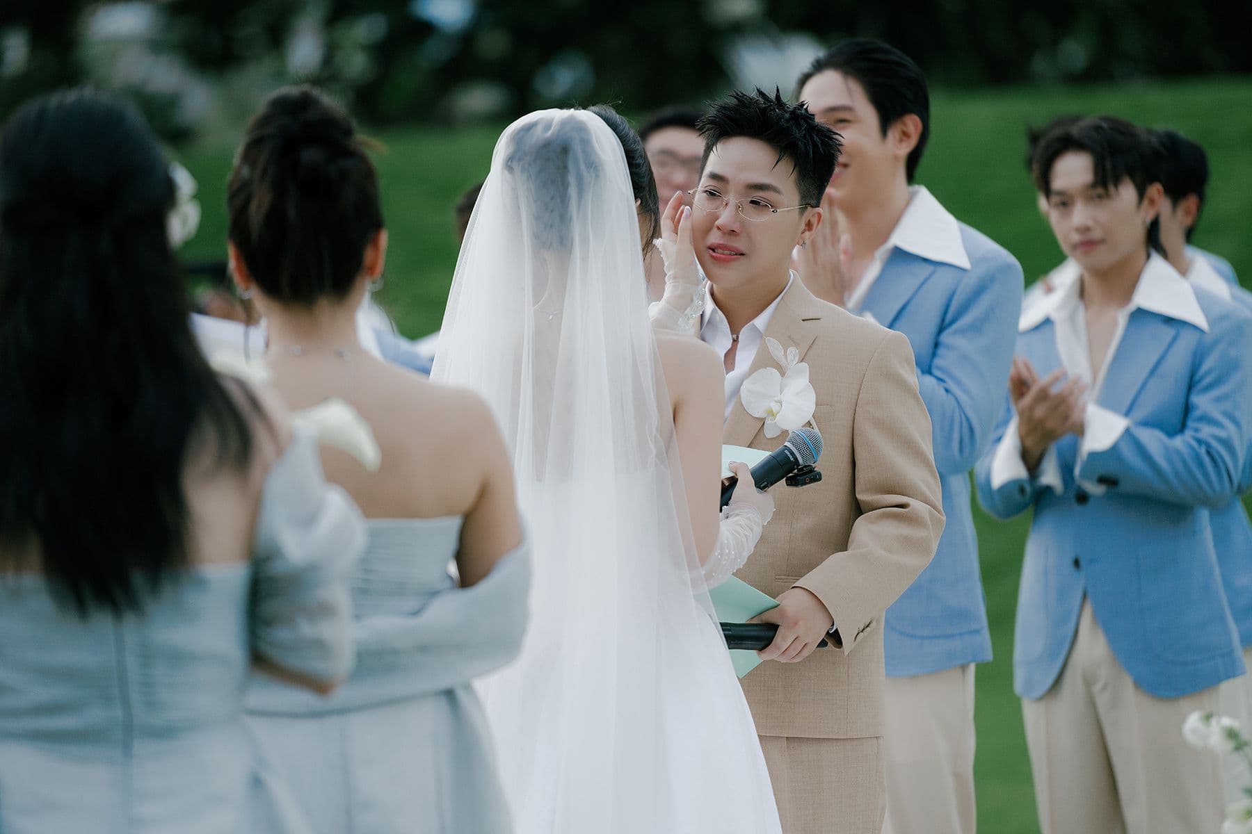 Kai Đinh xúc động trao lời thề ước cho cô dâu Hà Đức Hạnh tại lễ cưới.
