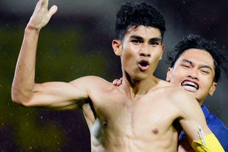 Kakana ăn mừng bàn thắng quyết định giúp U23 Thái Lan giành vé dự vòng chung kết