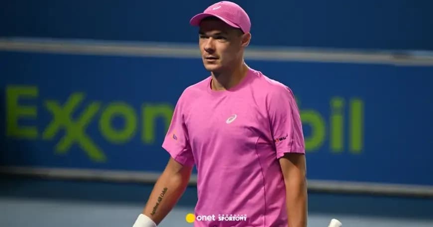 Kamil Majchrzak, đối thủ của Novak Djokovic tại Indian Wells, trên sân tennis.