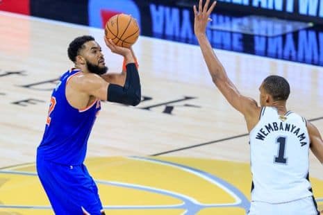 Karl-Anthony Towns của Knicks thực hiện cú ném trước Victor Wembanyama của Spurs.