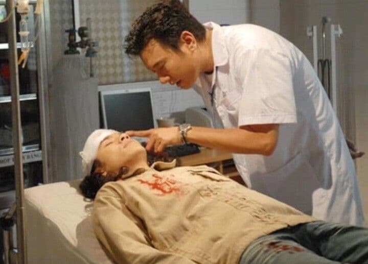 Kasim Hoàng Vũ nằm trên giường bệnh với vết thương, thể hiện những biến cố sức khỏe mà anh đã trải qua và sự kiên cường của mẹ Bích Phương.