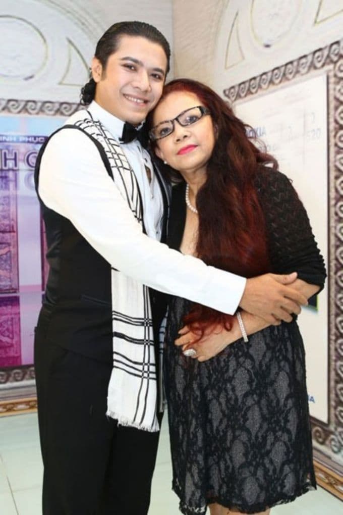 Kasim Hoàng Vũ và mẹ, ca sĩ Bích Phương, tại một sự kiện âm nhạc