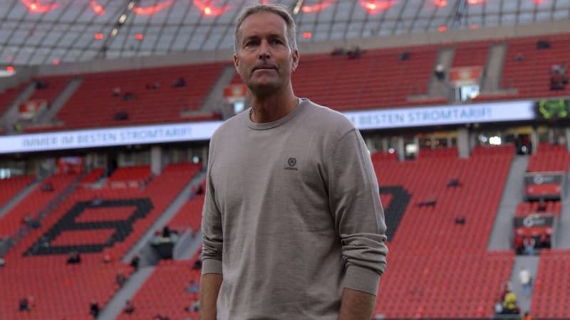 Kasper Hjulmand trên sân BayArena, đánh dấu khởi đầu kỷ nguyên mới của Leverkusen.