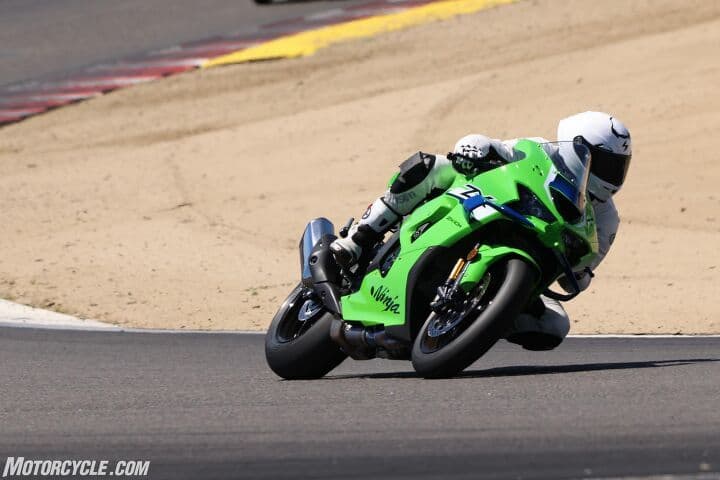 Kawasaki ZX-10R 2026 màu xanh lá cây đang nghiêng mình vào cua trên đường đua, thể hiện sức mạnh và khả năng kiểm soát.