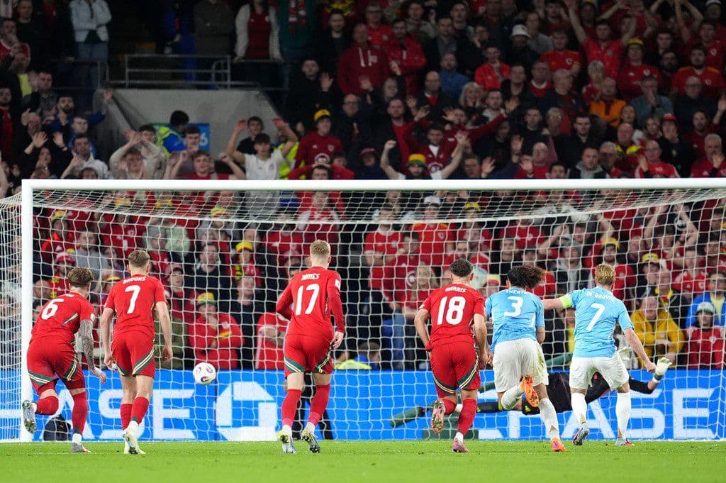 Kevin De Bruyne ăn mừng bàn thắng cho đội tuyển Bỉ