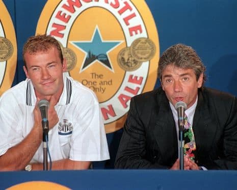 Kevin Keegan (phải) và Alan Shearer (trái) tại buổi họp báo khi Shearer gia nhập Newcastle, đánh dấu kỷ nguyên mới của câu lạc bộ.