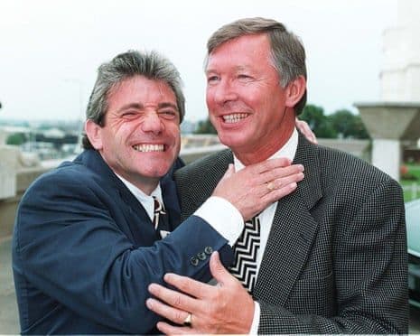 Kevin Keegan và Sir Alex Ferguson bắt tay sau mùa giải 1995-96, biểu tượng cho cuộc đua vô địch Premier League kịch tính.