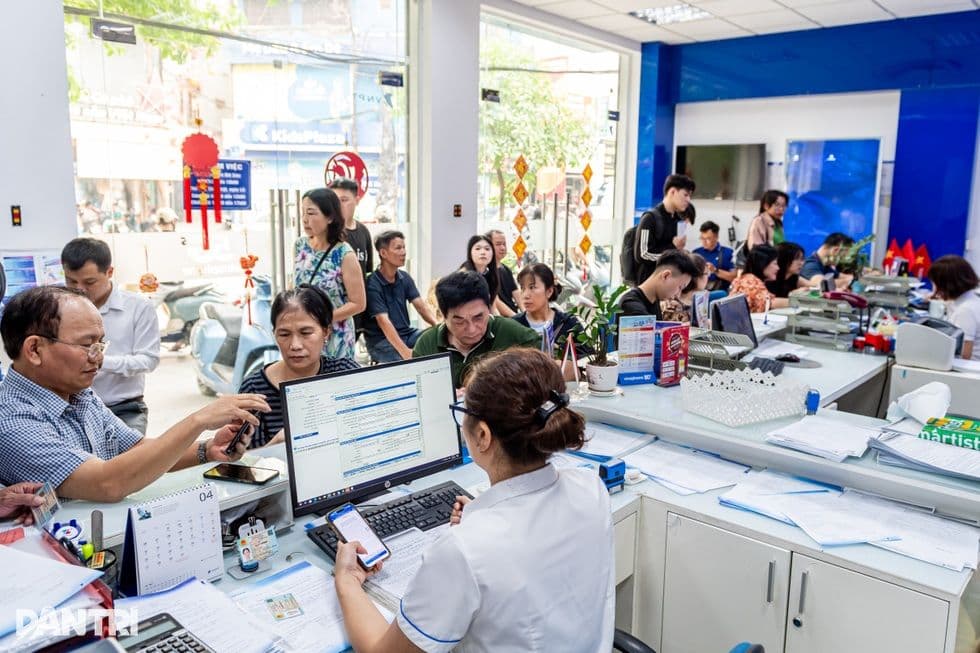 Khách hàng đang thực hiện các thủ tục tại quầy dịch vụ của nhà mạng, minh họa thách thức trong quá trình số hóa và xác thực thuê bao.
