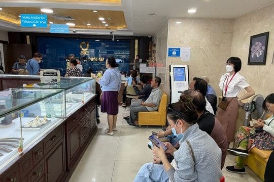 Khách hàng chờ giao dịch tại một cửa hàng vàng, thể hiện sự quan tâm đến thị trường vàng nội địa Việt Nam.