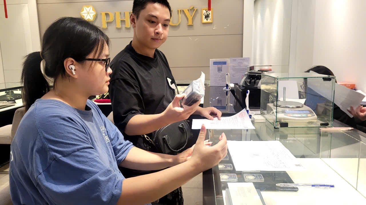 Khách hàng giao dịch bạc tại quầy của thương hiệu Phú Quý, thể hiện sự sôi động của thị trường bạc khi giá tăng cao và nguồn cung khan hiếm.