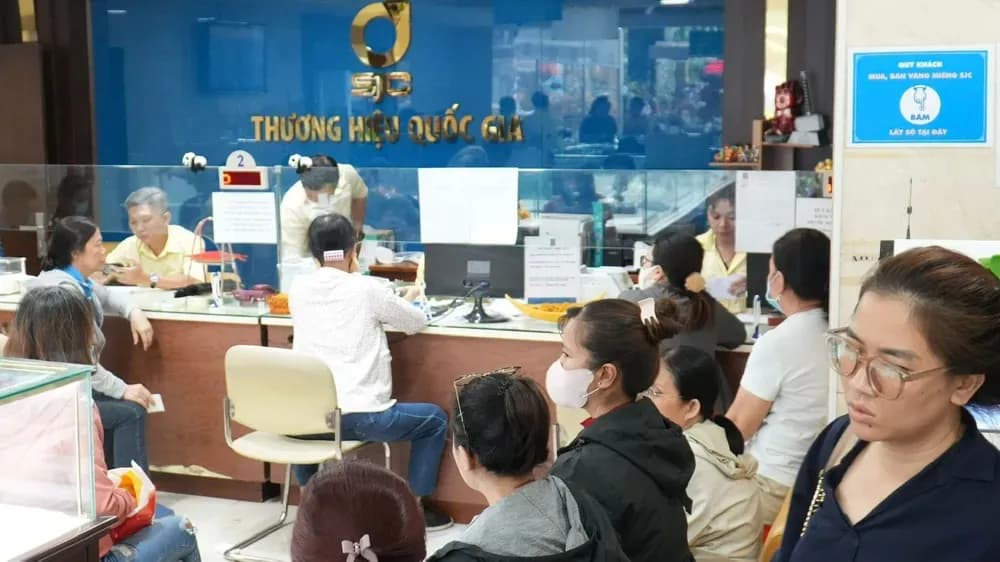 Khách hàng giao dịch mua bán vàng miếng SJC tại quầy, thể hiện sự sôi động của thị trường vàng nội địa.